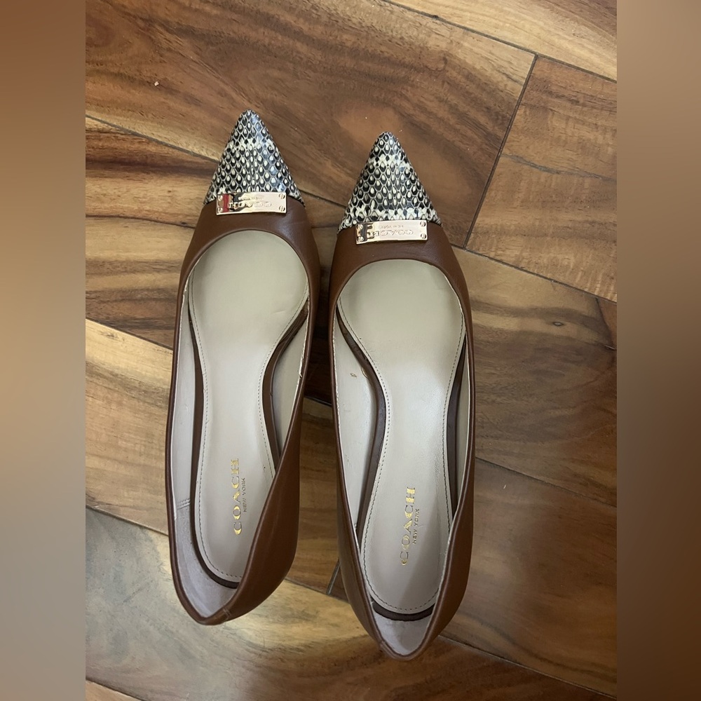 Coach pumps in size 8.5 in brown color